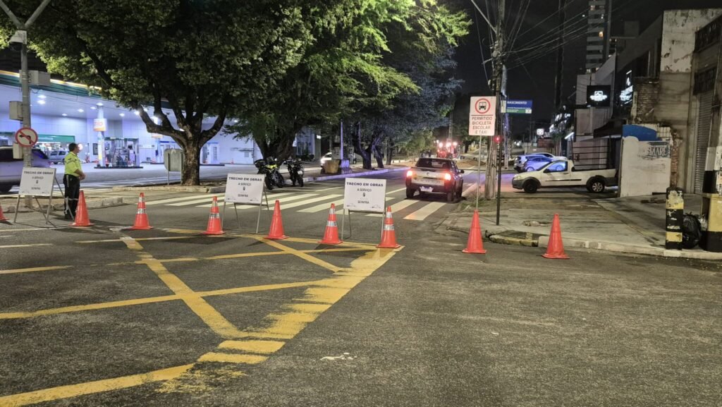 Av. Prudente de Morais tem trecho bloqueado