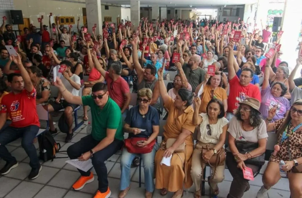 Professores não aceitam a proposta do governo e seguem em greve