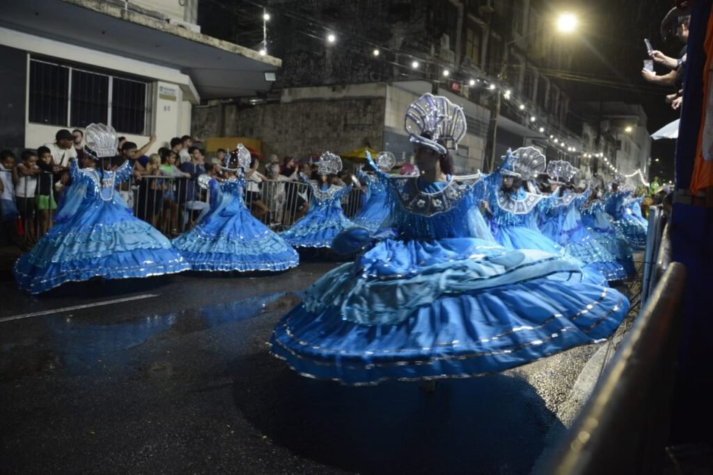 Desfile das escolas de samba do grupo A encerra carnaval em Natal