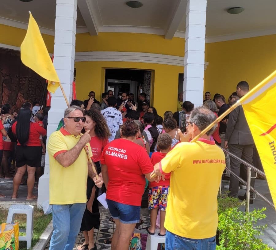 MLB realiza protesto contra a CEI em frente à Câmara Municipal de Natal.