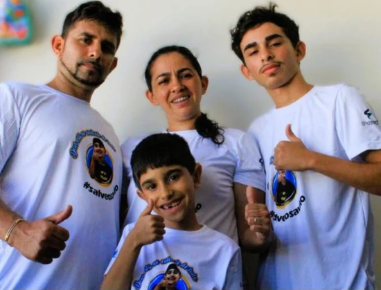 Tribunal autoriza medicação caro para criança com condição rara; família procura ajuda para viagem