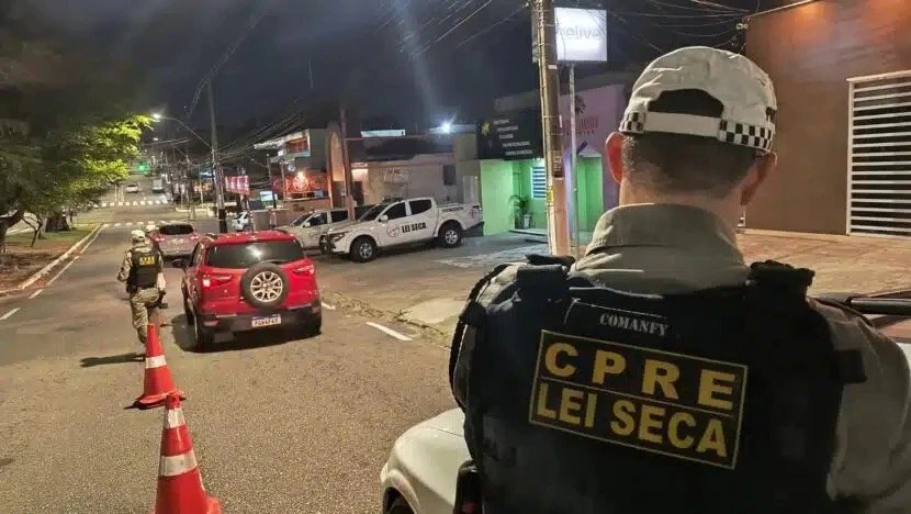 Motorista é preso após tentar subornar policiais durante blitz em Natal