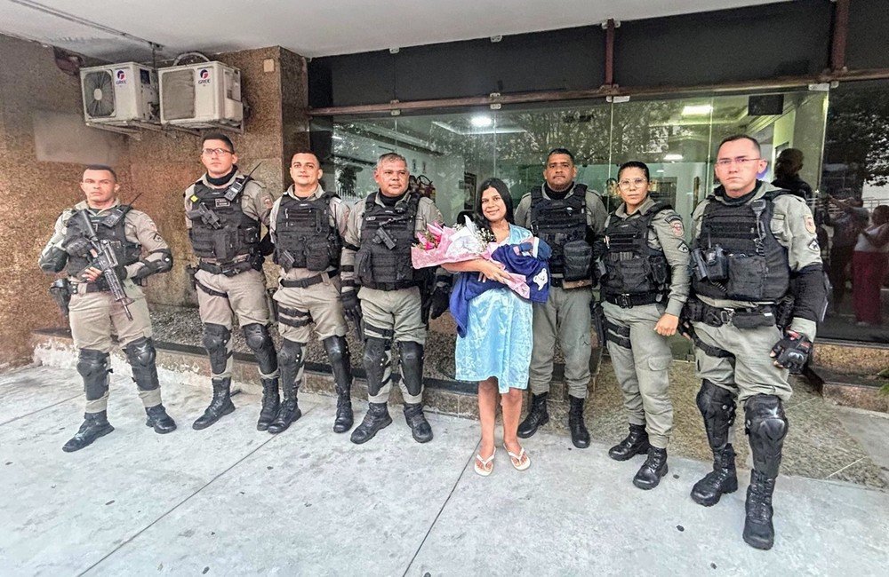 Mulher dá à luz dentro de carro em Natal com ajuda de policial militar