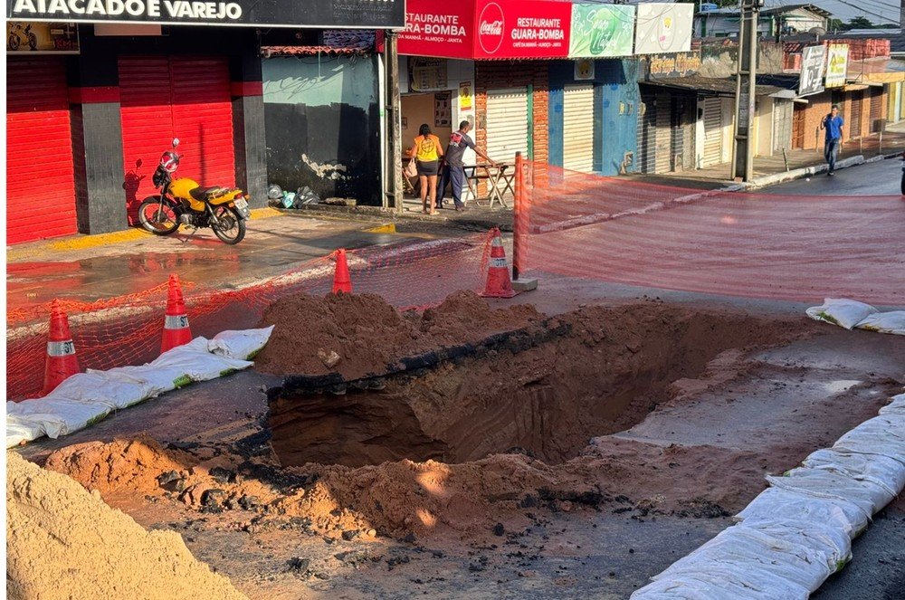 Cratera se abre na Zona Norte de Natal e interdita trecho da Avenida Pompeia
