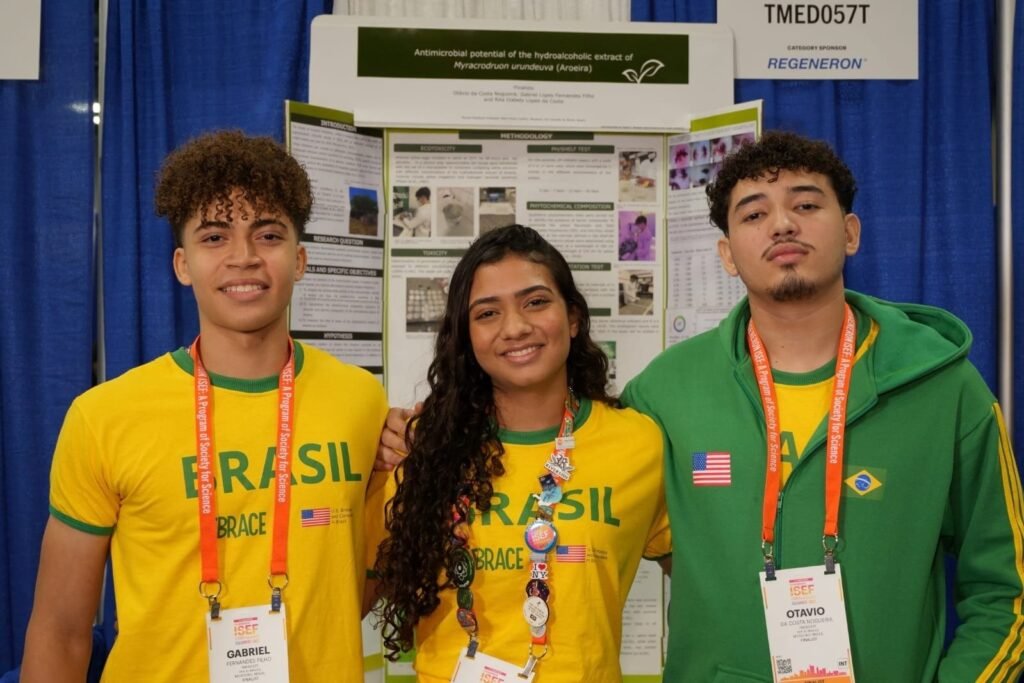 Estudantes de Mossoró ganham prêmio internacional com pesquisa sobre planta da Caatinga