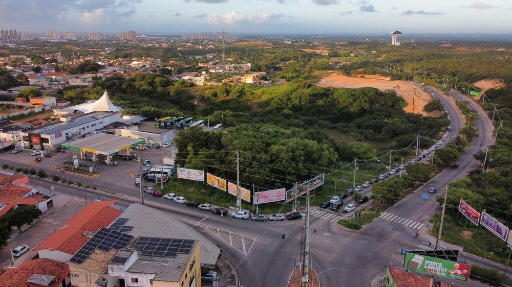 Motoristas madrugam em fila para abastecer com gasolina mais barata no Dia Livre de Impostos em Natal