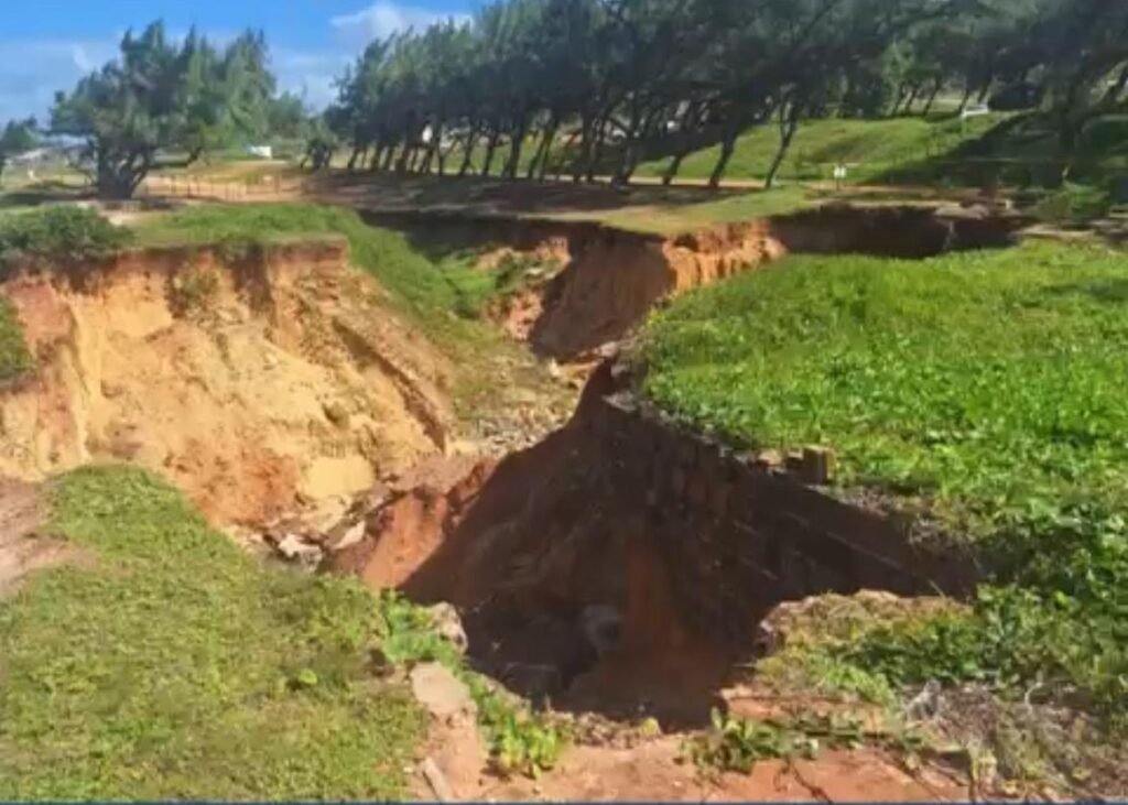Área dos Pinheiros é interditada por risco de erosão após fortes chuvas em Natal