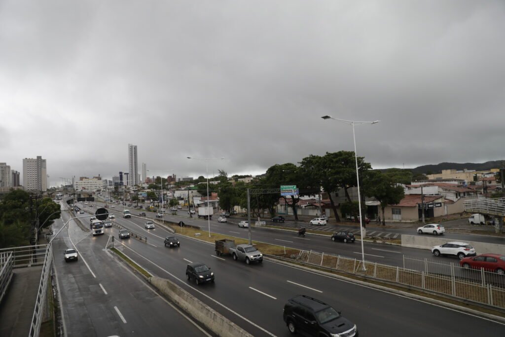 Chuvas no litoral devem continuar nas próximas horas, com intensidade de moderada a fraca