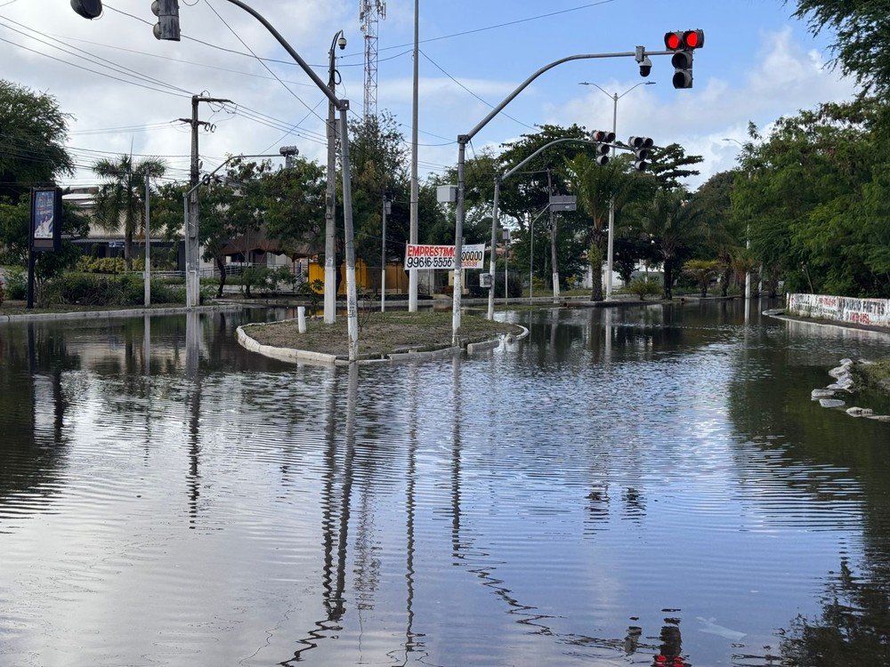 Avenida Ayrton Senna segue interditada pelo 4º dia devido a alagamento em Natal
