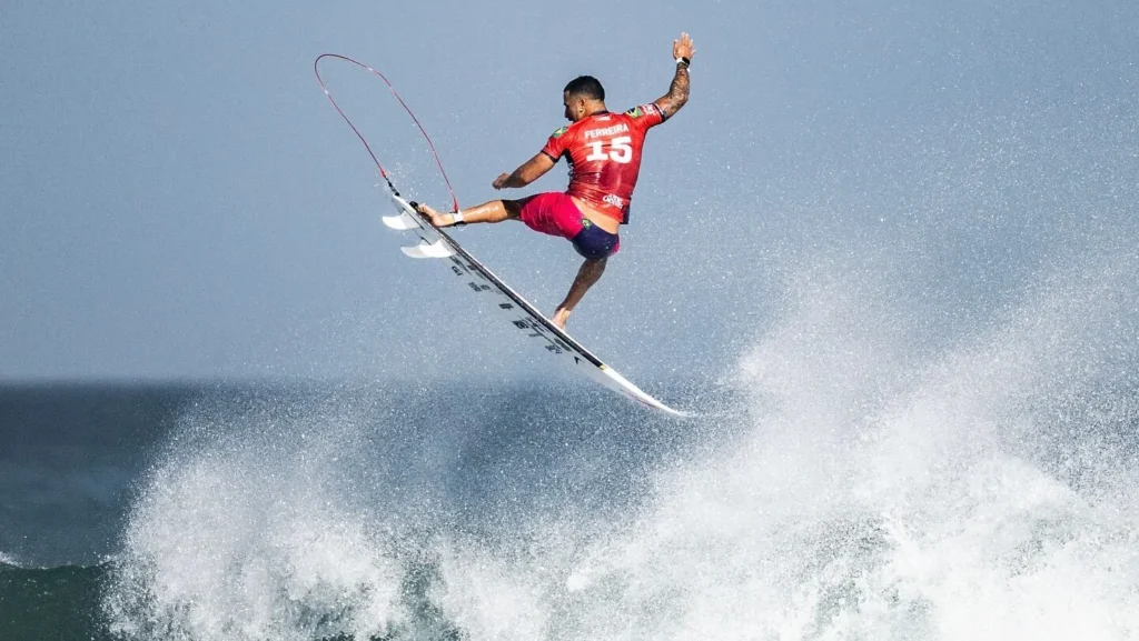Italo Ferreira brilha com maior nota da etapa e avança às quartas no Mundial de Surfe no Rio