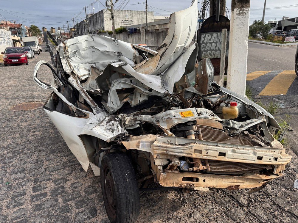 Motorista sem habilitação fica ferido após bater carro em ônibus na Zona Sul de Natal