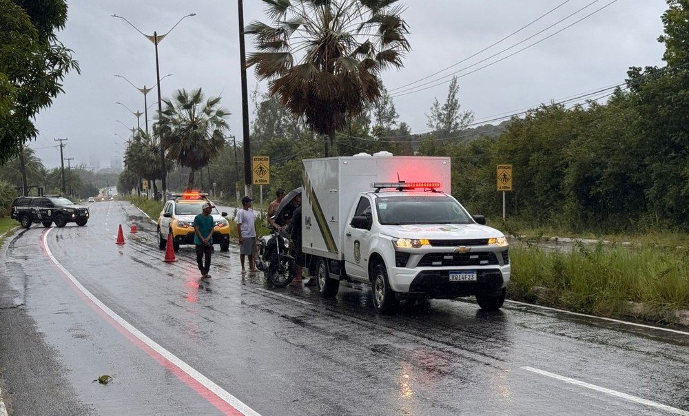Jovem morre após perder controle de moto e colidir com palmeira na Rota do Sol