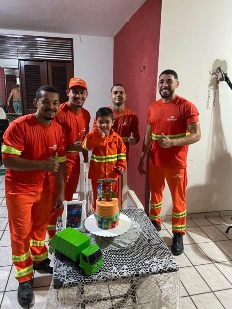Criança comemora aniversário com garis e emociona trabalhadores da limpeza urbana