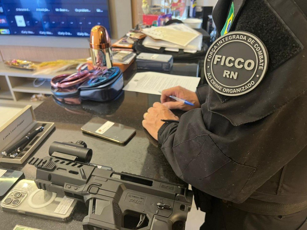 Operação apreende armas, munições e carro blindado em ação contra grupo criminoso na Grande Natal