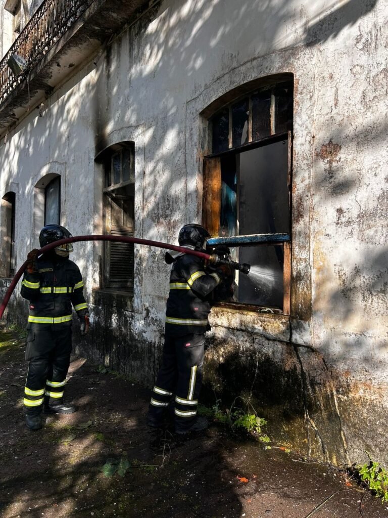 Incêndio atinge residência histórica do Barão de Ceará-Mirim e é contido pelos bombeiros