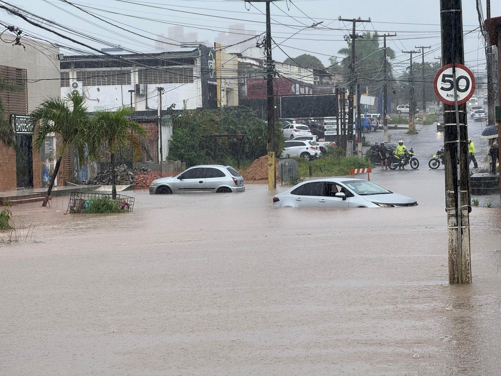 Chuvas causam alagamentos, quedas de árvores e transtornos no trânsito em Natal