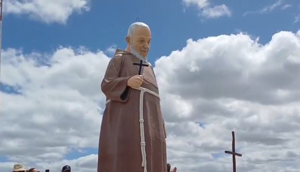 Estátua de 7 metros de Frei Damião é inaugurada em Lajes Pintadas e reforça turismo religioso no RN