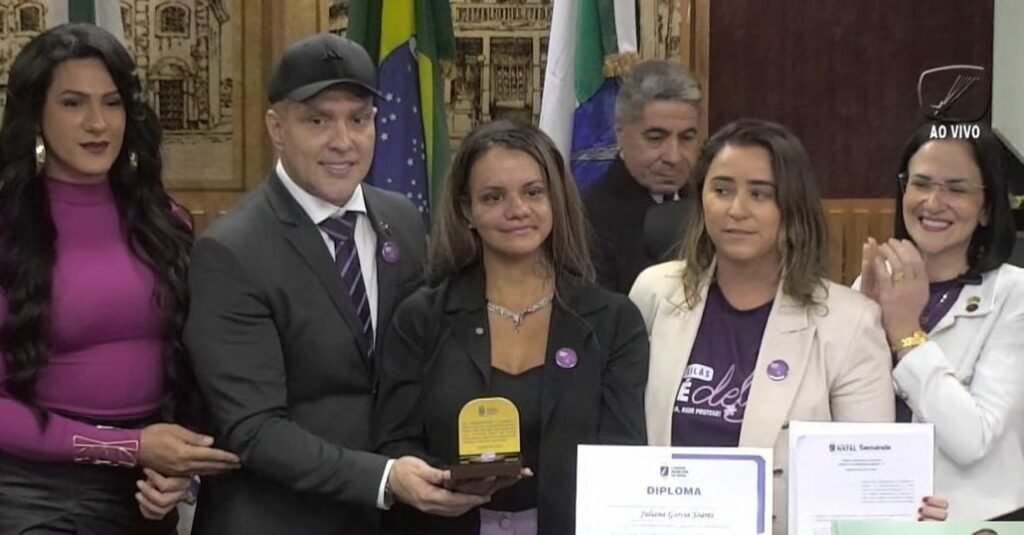 Sobrevivente de Tentativa de Feminicídio Recebe Comenda Maria da Penha em Natal