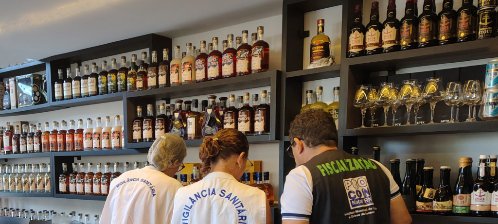 Procon Natal realiza operação conjunta e descarta mais de 136 litros de bebidas irregulares