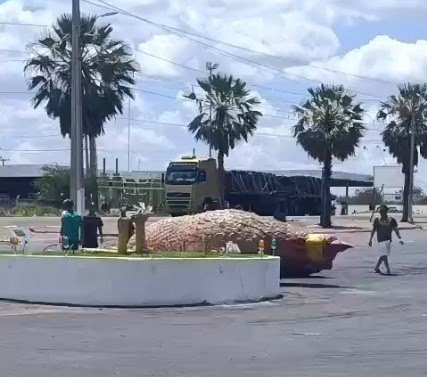 Ventania derruba galinha gigante símbolo da entrada de Assú, no Oeste potiguar