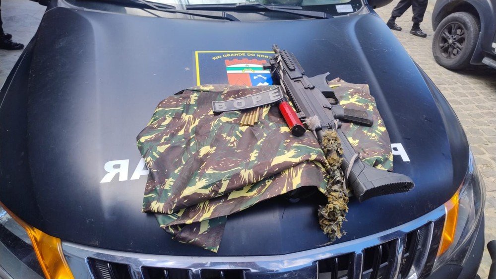 Polícia Militar apreende submetralhadora, munições e roupas camufladas na Zona Leste de Natal