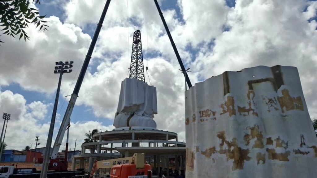 Prefeitura avança na montagem da estátua de Nossa Senhora de Fátima na Zona Norte