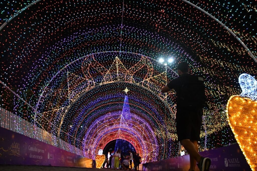 Polos de iluminação natalina seguem em funcionamento até o próximo domingo (11)