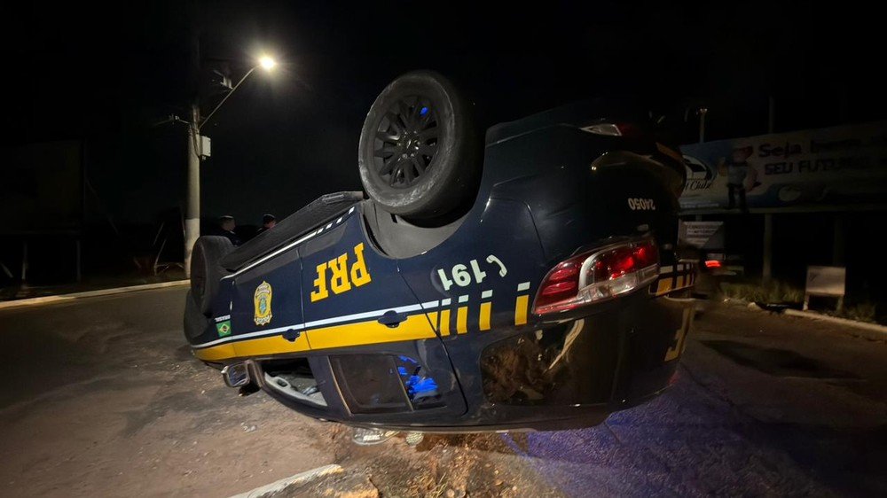 Viatura da PRF capota durante perseguição a motociclista na BR-101, em Extremoz