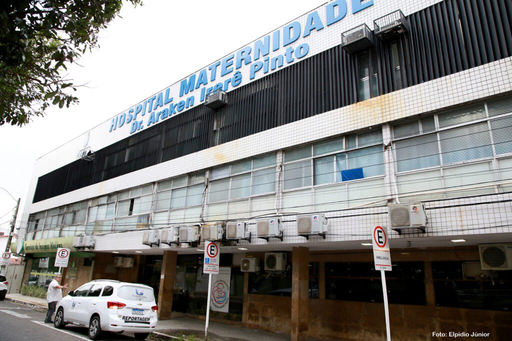 Grávida dá à luz em cadeira de rodas e bebê cai no chão em maternidade de Natal