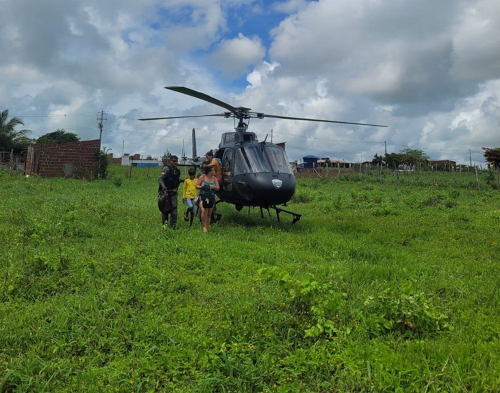 Helicóptero resgata 21 pessoas ilhadas após fortes chuvas em Santo Antônio