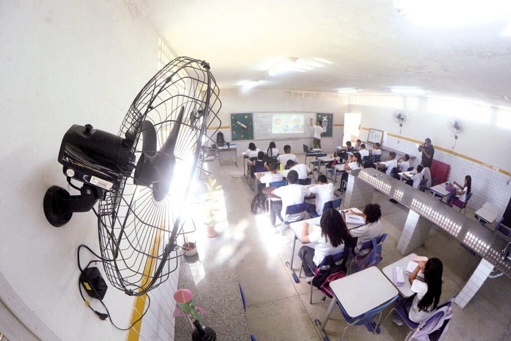 Furto de ar-condicionados e problemas estruturais afetam rotina de alunos em escola estadual de Natal