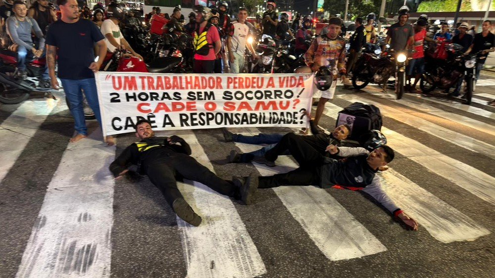 Motoboys protestam em Natal após morte de colega por demora no socorro
