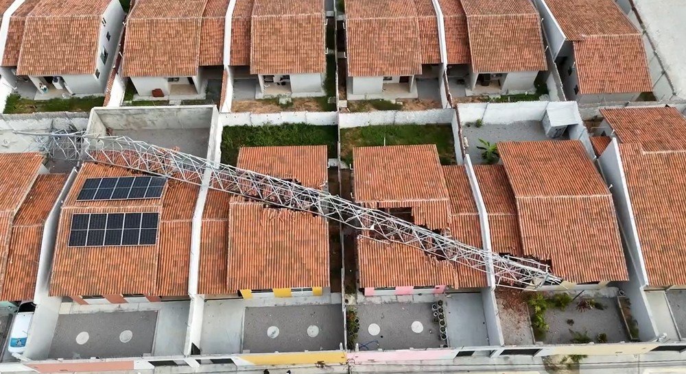 Torre de 42 metros desaba sobre casas em Extremoz