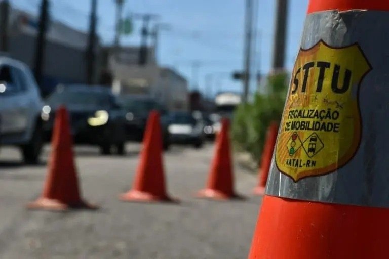 Obras da Caern alteram temporariamente itinerários de ônibus na Av. João Medeiros Filho