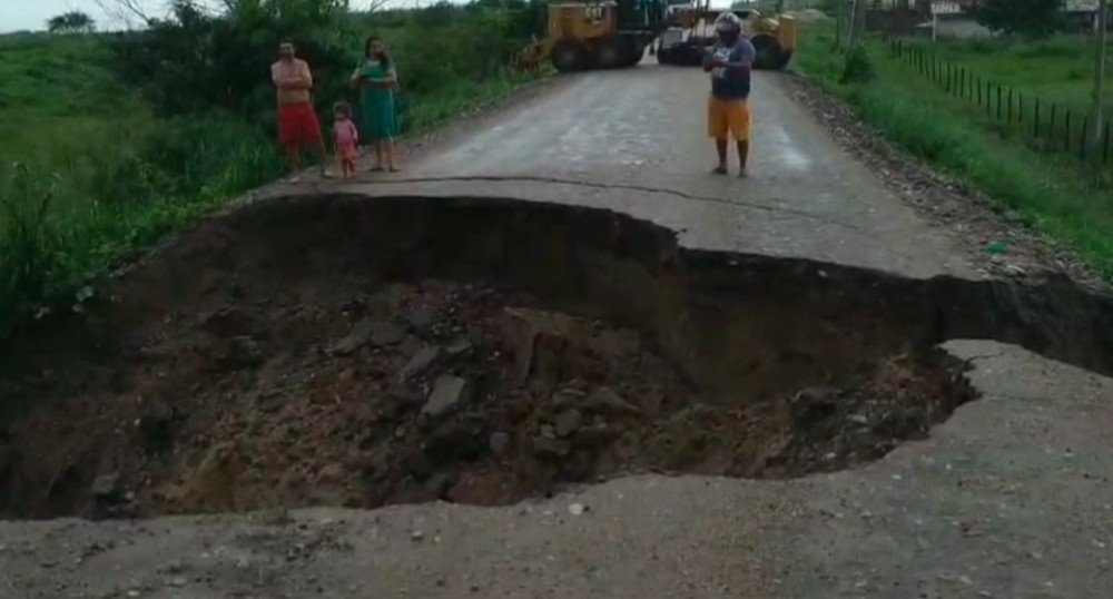 Cratera interdita trecho da RN-120 entre Santo Antônio e Nova Cruz no RN
