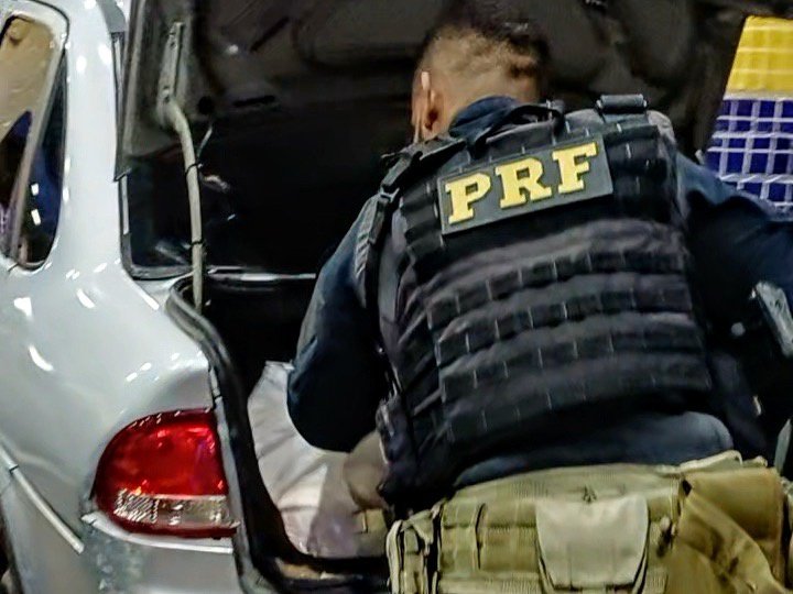 PRF prende, na BR 304, em Mossoró, mãe e filha com cerca de 100 kg de alimentos furtados