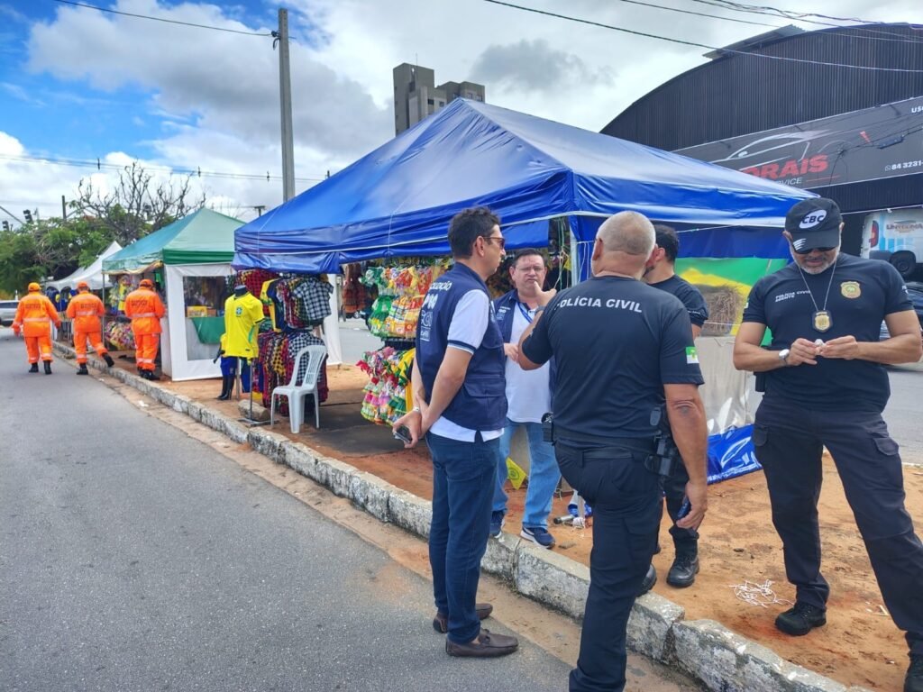 Procon Natal realiza fiscalização no comércio ambulante de fogos de artifício