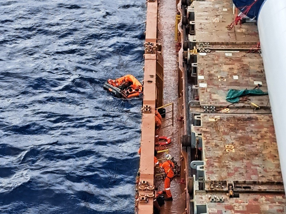 Seis tripulantes são resgatados após naufrágio de embarcação a 74 km da costa do RN