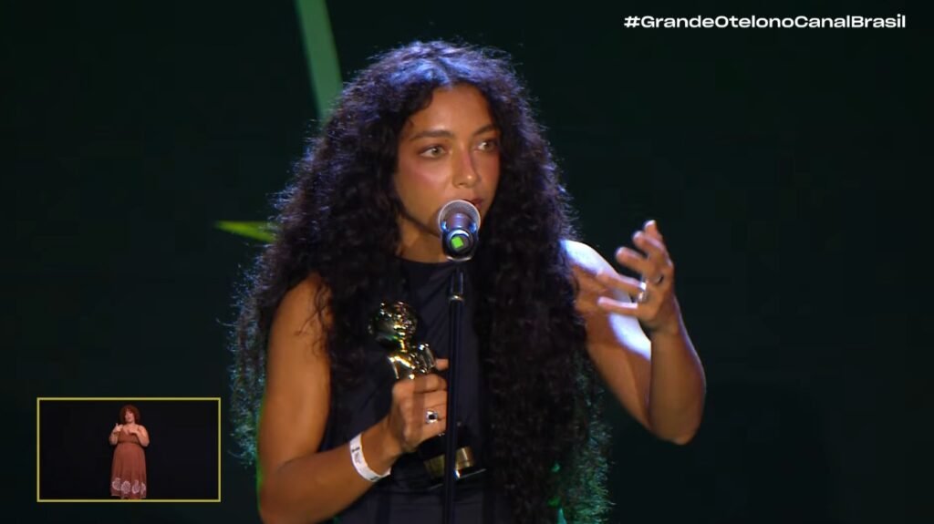 Potiguar Alice Carvalho vence Grande Otelo 2026 de Melhor Atriz de Série